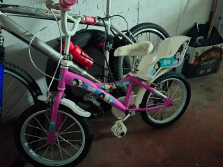 Bicicleta infantil rosa con asiento trasero