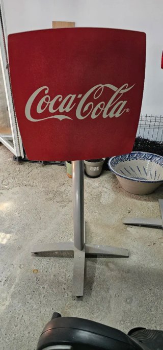 2 Mesas Altas Coca-Cola y 8 Taburetes