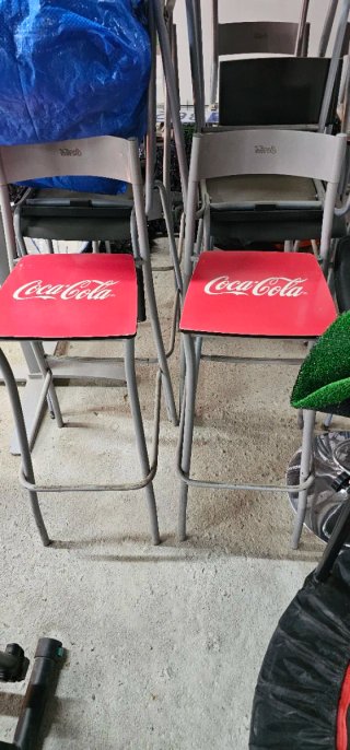2 Mesas Altas Coca-Cola y 8 Taburetes