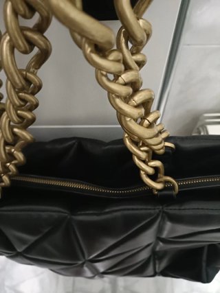Bolso negro con cadena dorada