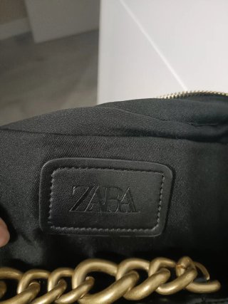 Bolso negro con cadena dorada