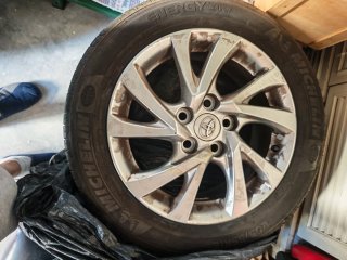 3 Llantas Toyota 16 y una rueda de repuesto