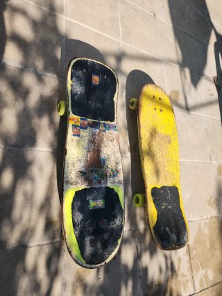 Due tavole da skate gialle