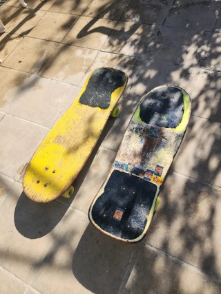 Due tavole da skate gialle