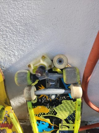 Due tavole da skate gialle