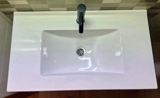 Lavabo de porcelana y grifo negro