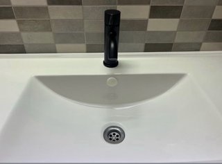 Lavabo de porcelana y grifo negro
