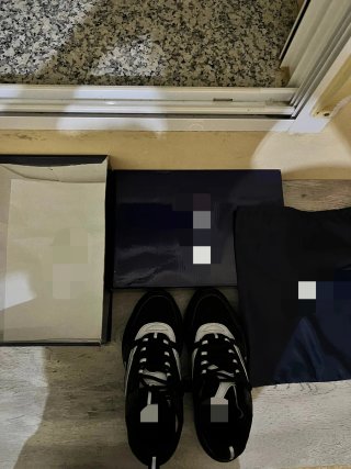 Zapatillas negras y reflectantes