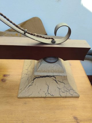 Lámpara de techo madera y metal.