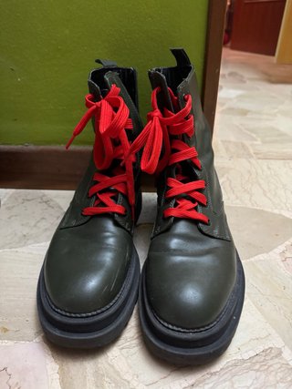 Stivali verdi con lacci rossi