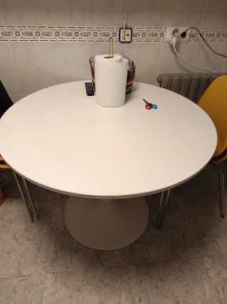 Mesa redonda cocina + 4 sillas apilables Zaragoza