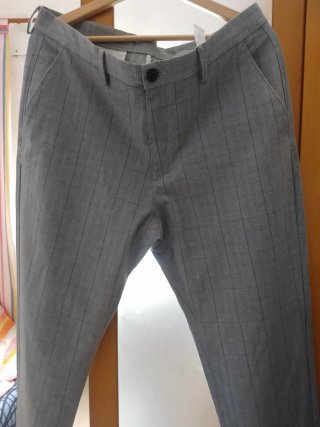Pantalón de vestir gris con rayas T-M
