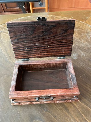 Caja de madera vintage con azulejo floral