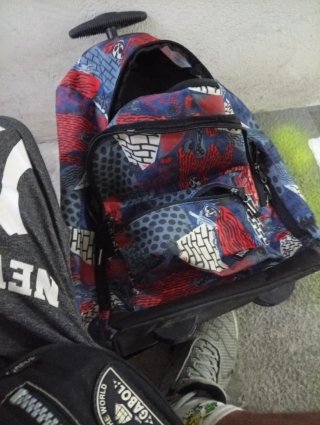 Mochila con estampado colorido
