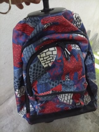 Mochila con estampado colorido