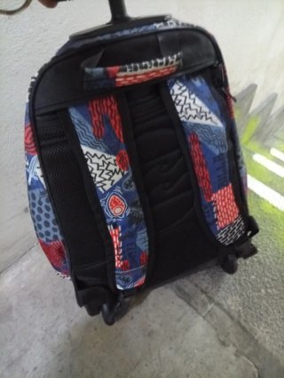 Mochila con estampado colorido