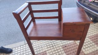 Banquito de madera con cajón, buena calidad.