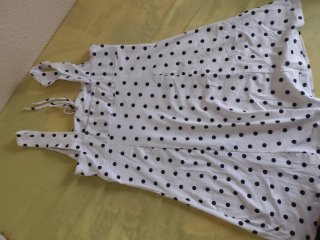 Vestido blanco con lunares negros
