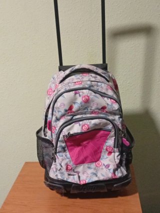 Mochila con ruedas y estampado floral