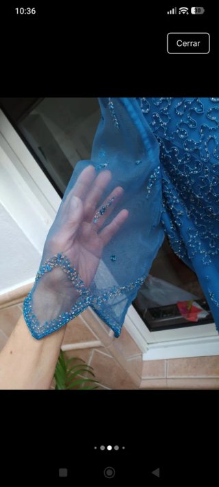 Vestido de fiesta azul con pedrería