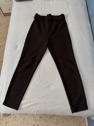 Pantalón negro con cinturón