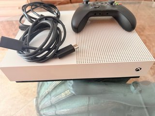 Xbox One Blanca + Mando y Cables