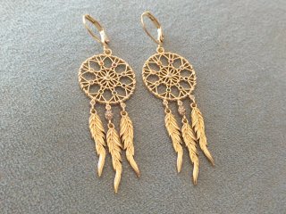 Pendientes dorados atrapasueños