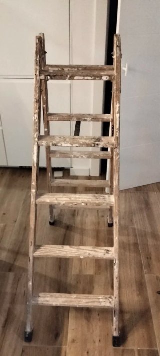 Escalera de madera antigua 5 peldalos mas el últim