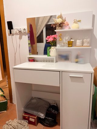 Tocador blanco con espejo y cajón