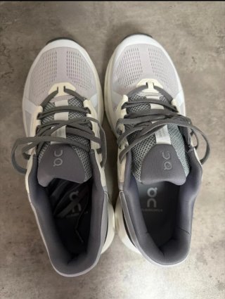Zapatillas On Running grises y blancas