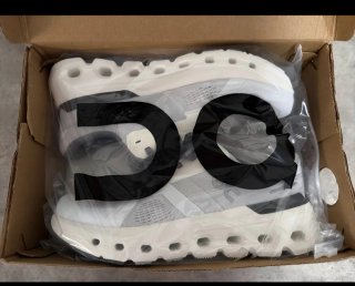 Zapatillas On Running grises y blancas