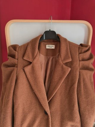 Cappotto marrone taglia M con maniche a sbuffo