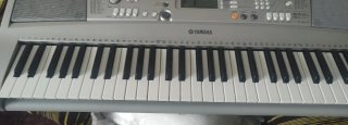 Teclado Yamaha PSR E303 con soporte y pies.