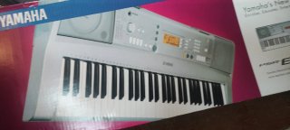 Teclado Yamaha PSR E303 con soporte y pies.