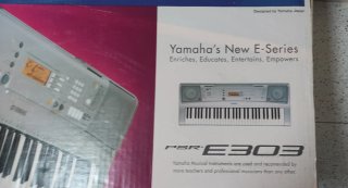 Teclado Yamaha PSR E303 con soporte y pies.