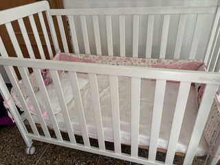 Cuna de bebé blanca