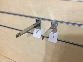 Gancio per scaffali metallici