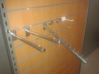Gancio per scaffali metallici