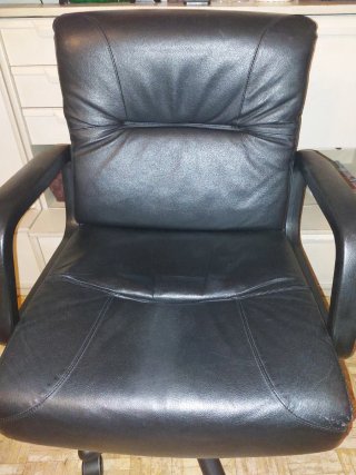 Sillón de piel negro para despacho