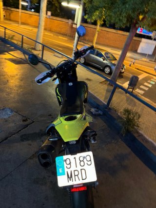 Husqvarna 701 Supermoto Blanca y Amarilla