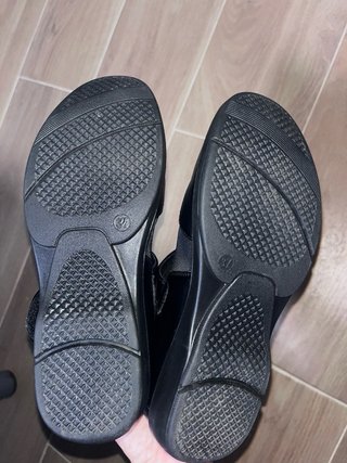 Zapatos negros con tira de velcro