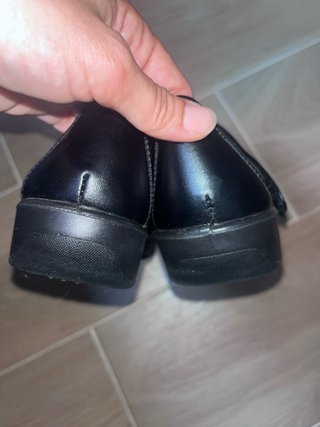 Zapatos negros con tira de velcro