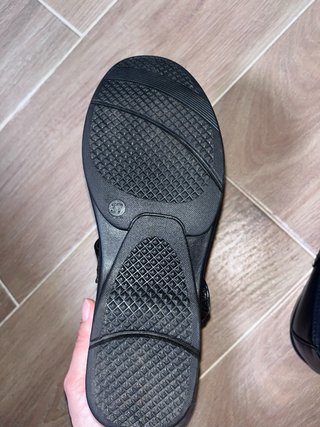 Zapatos negros con tira de velcro