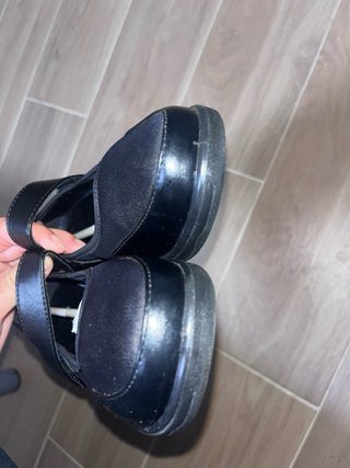 Zapatos negros con tira de velcro