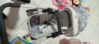 Carrito de muñecas gris con estampado