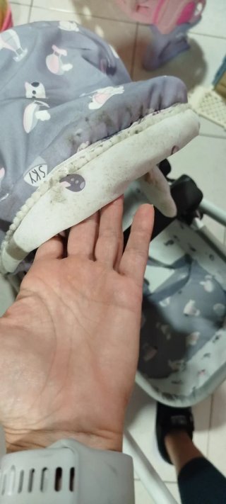 Carrito de muñecas gris con estampado