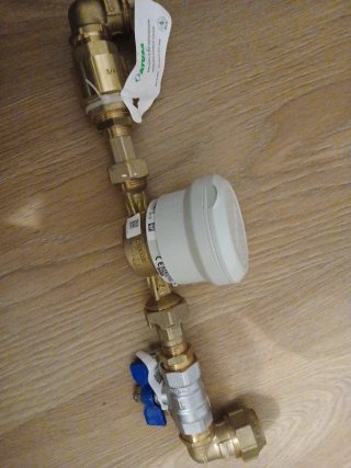 Contador agua fría 13mm latón con accesorios