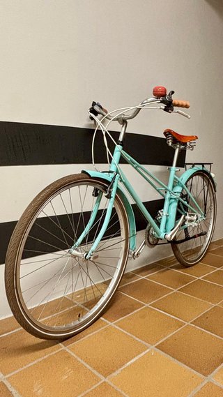 Bicicleta azul con sillín de cuero