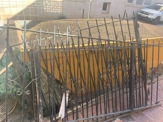 Reja de hierro forjado y puerta
