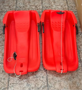 Dos trineos rojos